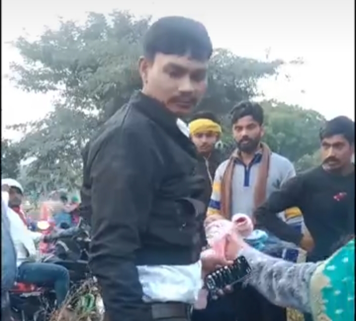 बाइक नीलगाय से टकराई, दो लोग गंभीर घायलः मिर्जापुर के सागरपुर में हादसा, नीलगाय की मौत बाइक नीलगाय से टकराई, दो लोग गंभीर घायलः मिर्जापुर के सागरपुर में हादसा, नीलगाय की मौत
