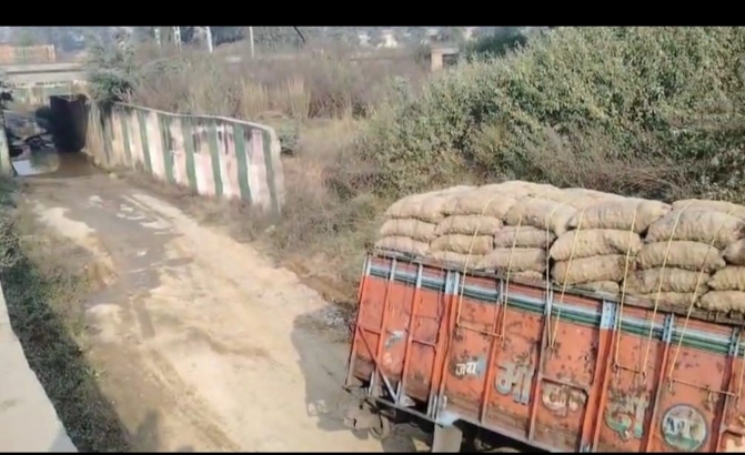 गेट नंबर 50 का अंडरपास बना दुर्घटनाओं का हॉटस्पॉट, आलू लदा ट्रक गड्ढों में धंसा—PWD और रेलवे विभाग की लापरवाही उजागर