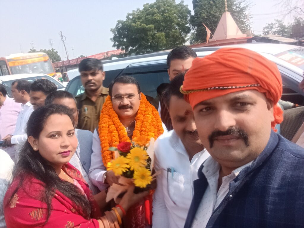मिर्जापुर सीखड़ क्षेत्र के भारतीय जनता पार्टी (भाजपा) के काशी क्षेत्र के क्षेत्रीय अध्यक्ष दिलीप सिंह पटेल को राष्ट्रीय परिषद का सदस्य निर्वाचित किया गया है।
