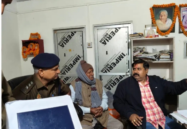 पेट्रोल पंप मालिक से रंगदारी मांगने, मारपीट और धमकी देने के आरोप में प्रधान सहित चार नामजद और सात अज्ञात लोगों के खिलाफ मामला दर्ज किया गया है