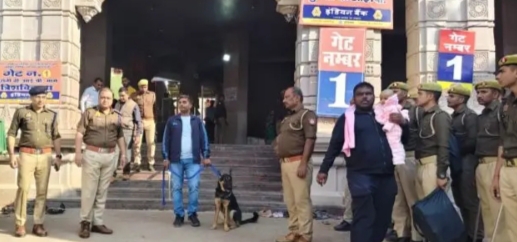 सुरक्षा व्यवस्था का एसएसपी ने लिया जायजा मां विंध्यवासिनी धाम व मेला क्षेत्र में सघन चेकिंग सुरक्षा व्यवस्था का एसएसपी ने लिया जायजा मां विंध्यवासिनी धाम व मेला क्षेत्र में सघन चेकिंग