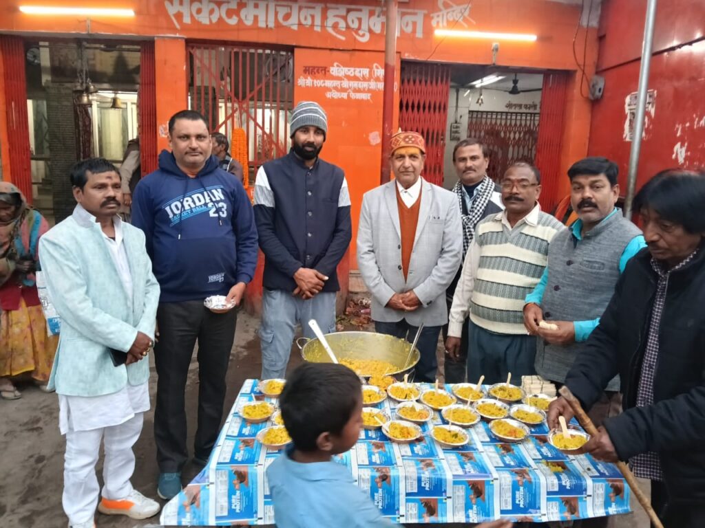 हनुमान मंदिर में खिचड़ी का विशाल भंडारा, न कोई अमीर, न कोई गरीब की भावना को मिल रहा बल
