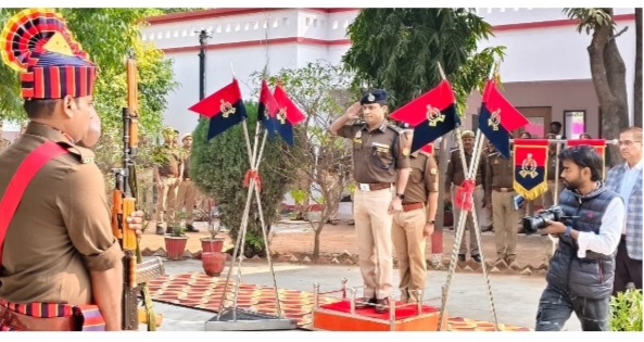 अपर पुलिस महानिदेशक वाराणसी जोन का सोनभद्र दौरा: *सलामी गार्द के साथ स्वागत, आधुनिक कॉन्फ्रेंस हॉल का लोकार्पण, सड़क सुरक्षा पर व्यापक समीक्षा, पुलिस भोज (बड़ा खाना) एवं जवानों के साथ सौहार्दपूर्ण