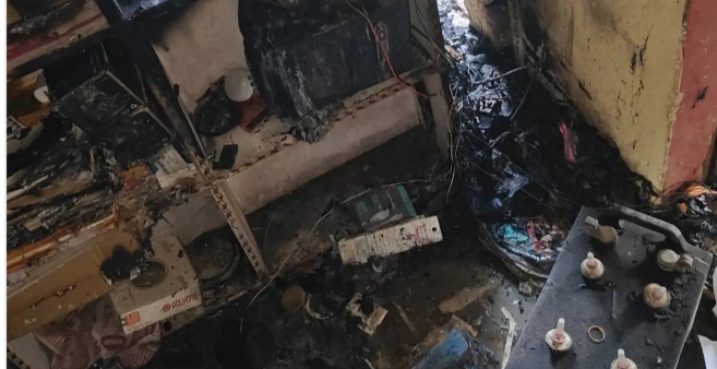 मिर्जापुर के पहाड़ी विकास खंड स्थित दाढ़ी राम बाजार में शॉर्ट सर्किट से एक इलेक्ट्रॉनिक दुकान में आग लग गई।