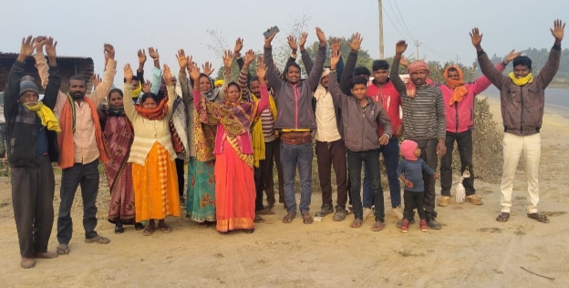 _सोनभद्र: आजादी के इतने दशक बाद भी ढिबरी युग में जीने को मजबूर गुरमुरा वासी, प्रदर्शन कर जताया आक्रोश_