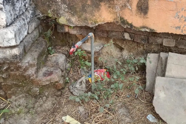 मिर्जापुर विकासखंड पहाड़ी स्थित ग्राम झिंगुरा में जल जीवन मिशन के तहत लगाया गया नल पिछले छह महीने से सूखा पड़ा है।