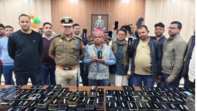 मीरजापुर पुलिस की बड़ी सफलता: 293 गुमशुदा स्मार्टफोन बरामद, मालिकों को लौटाए गए