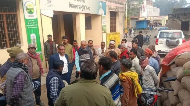धान क्रय केन्द्र नरोंइया पर SDM Sadar का औचक निरीक्षण, मचा हड़कंप