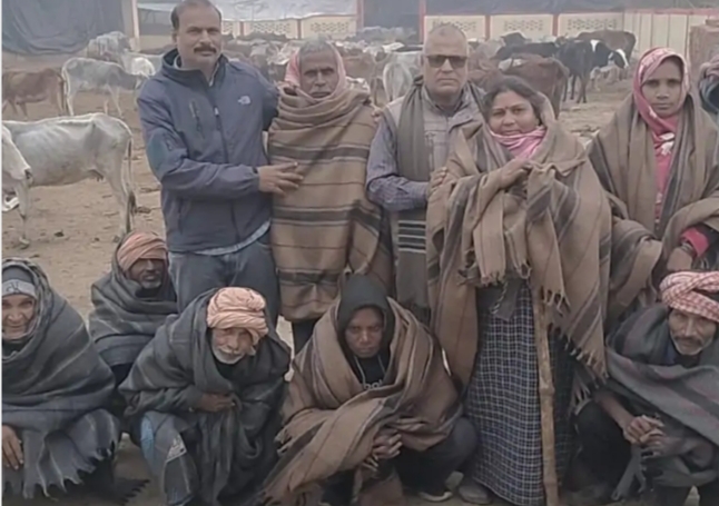 नीबी गहरवार गाँव के निराश्रित गो-वंश आश्रय स्थल में सोमवार सुबह समाजसेवियों ने गो-पालकों को कंबल वितरित किए।