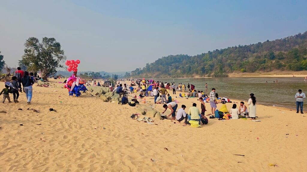 मिनी गोवा में उमड़ा सैलाब, सुविधाओं के अभाव में महिला पर्यटक परेशान 