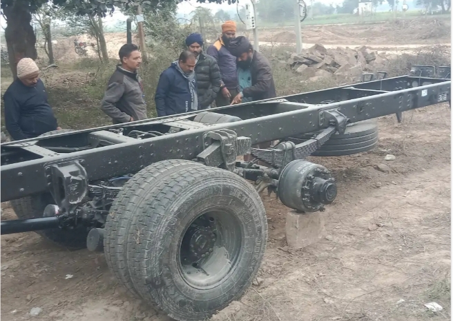 मिर्जापुर चील्ह थाना क्षेत्र के चील्ह-गोपीगंज मार्ग पर शनिवार की सुबह में चोरों ने बड़ी वारदात को अंजाम दिया।