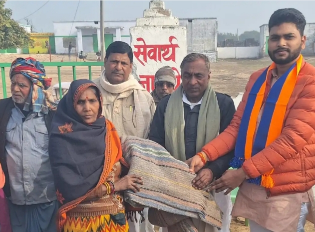 अपना दल नेता शितल हर मे बाटे कंबल पहाड़ी विकासखंड 98 में गरीबों को बांटा गया