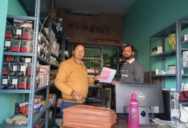 सोनभद्र में जिलाधिकारी और सहायक आयुक्त औषधि के निर्देश पर औषधि निरीक्षक राजेश गुप्ता ने धर्मशाला चौक स्थित जीवन फार्मा मेडिकल पर छापा मारा। सोनभद्र में जिलाधिकारी और सहायक आयुक्त औषधि के निर्देश पर औषधि निरीक्षक राजेश गुप्ता ने धर्मशाला चौक स्थित जीवन फार्मा मेडिकल पर छापा मारा।