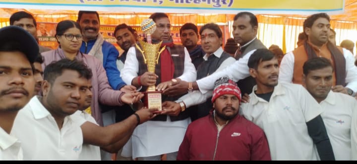 गोल्हनपुर क्रिकेट टूर्नामेंट में मीरजापुर को हराकर दाढ़ीराम ने फाइनल का खिताब किया अपने नाम,मिला एक लाख का ईनाम गोल्हनपुर क्रिकेट टूर्नामेंट में मीरजापुर को हराकर दाढ़ीराम ने फाइनल का खिताब किया अपने नाम,मिला एक लाख का ईनाम