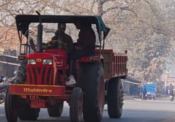 रात के अंधेरे में चल रहा था बालू का खेल, वन विभाग का अचानक छापा—कनहर नदी किनारे ट्रैक्टर जब्त, मचा हड़कंप रात के अंधेरे में चल रहा था बालू का खेल, वन विभाग का अचानक छापा—कनहर नदी किनारे ट्रैक्टर जब्त, मचा हड़कंप