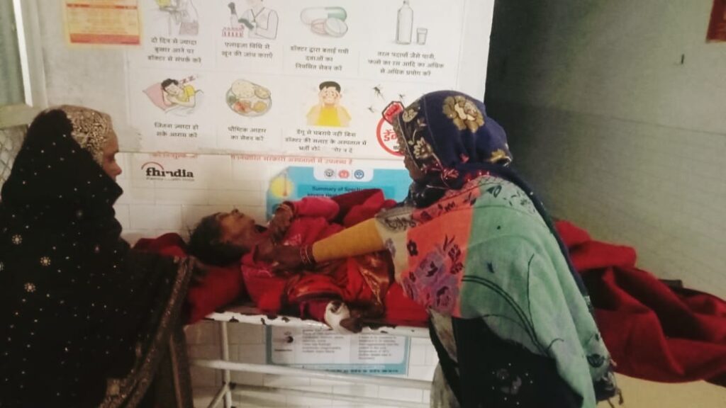 बस की टक्कर से झाड़ी में पलटी ऑटो, चालक समेत आठ यात्री घायल