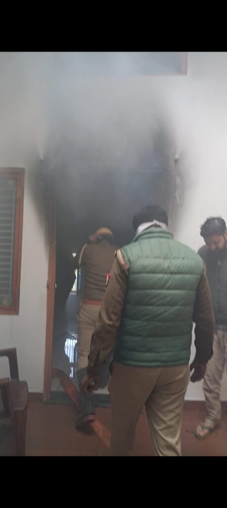 विद्युत शार्ट सर्किट से मकान में लगी आग, लगभग 3 से 4लाखों रुपए का सामान जला