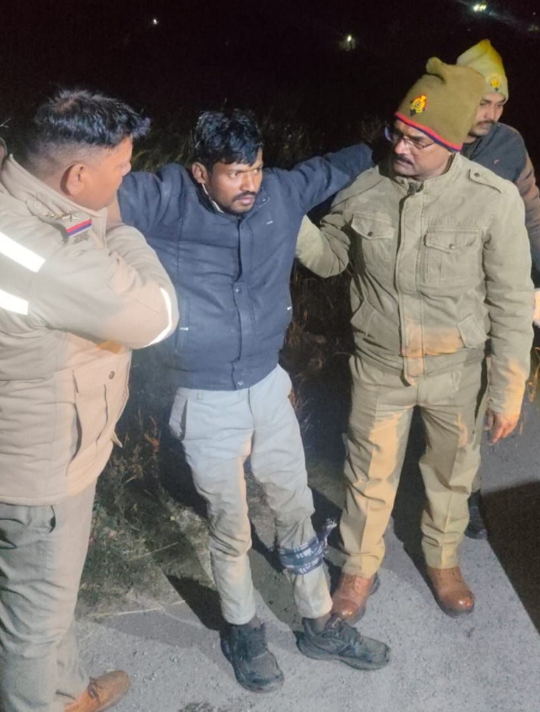 सोनभद्र थाना घोरावल अन्तर्गत ग्राम केवली में खाखे मोड़ नहर पुलिया चौराहा के पास गौ तस्करों व पुलिस की मुठभेड़ में, 02 नफर गौ तस्कर घायल/ गिरफ्तार, कब्जे से 01 पिकअप वाहन से 09 राशि गोवंश, 02 अदद अवैध तमंचा, कारतूस बरामद करने एवं 01 मुख्य आरक्षी को गौ तस्करों द्वारा पिकअप से टक्कर मारकर घायल कर देने के सम्बन्ध में