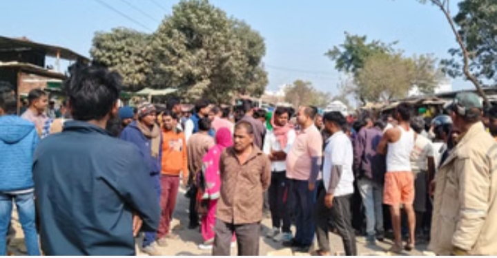 ट्रैक्टर-ट्राॅली से कुचलकर मजदूर की गई जान, परिजनों ने लगाया जाम