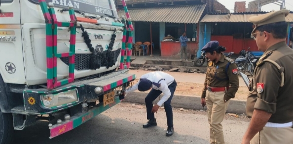 सड़क दुर्घटनाओं की रोकथाम हेतु सड़क किनारे खड़े वाहनों पर यातायात पुलिस सोनभद्र की सख्त कार्यवाही