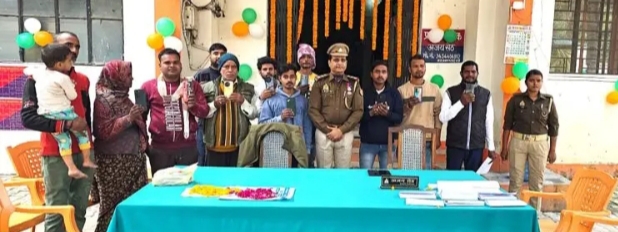 मीरजापुर पुलिस की बड़ी कामयाबी: 10 गुमशुदा मोबाइल बरामद कर स्वामियों को सौंपे