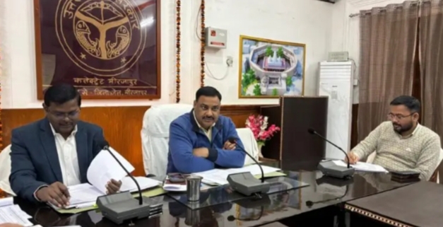 गंगा में गिरने वाले नालों और अपशिष्ट प्रबंधन की डीएम ने की गहन समीक्षा