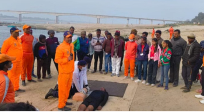 मॉकड्रिल : बाढ़ में फंसे लोगों को नदी से बाहर निकाला