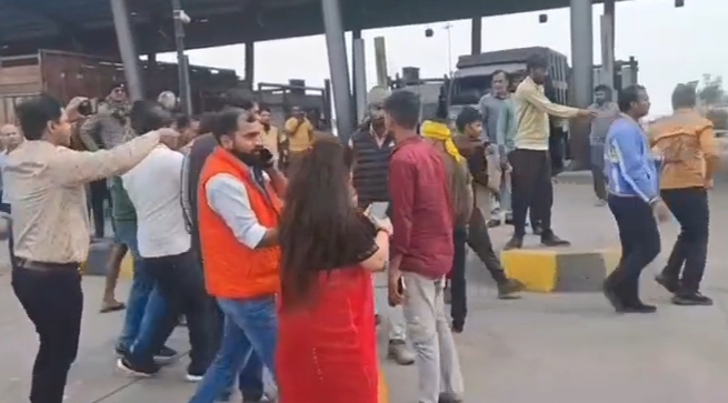 सोनभद्र जिला अस्पताल 500 मी. पर दुरी पर घटनास्थल टोल प्लाजा महिला अधिवक्ता जोरदार मार पीट सोनभद्र जिला अस्पताल 500 मी. पर दुरी पर घटनास्थल टोल प्लाजा महिला अधिवक्ता जोरदार मार पीट