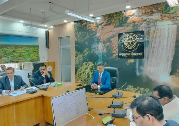 मण्डलायुक्त ने कानून व्यवस्था, विकास प्राथमिकता कार्यक्रमों एवं निर्माणाधीन परियोजनाओं की समीक्षा की