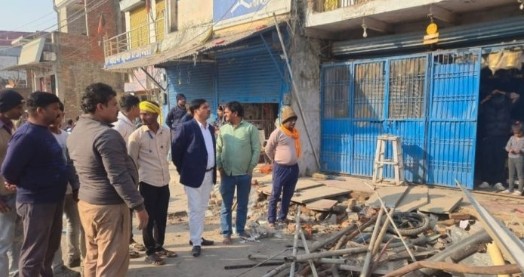 ओवरलोड ट्रेलर के कहर,के बाद मौके पर पहुंचे पूर्व मंडल अध्यक्ष सुनील सिंह किया क्षतिपूर्ति की मांग