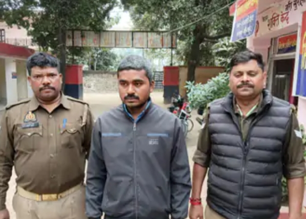 हाइवा में आगजनी मामले में एक आरोपी गिरफ्तार:मिर्जापुर देहात कोतवाली में 20 नामजद, 150 अज्ञात पर केस दर्ज