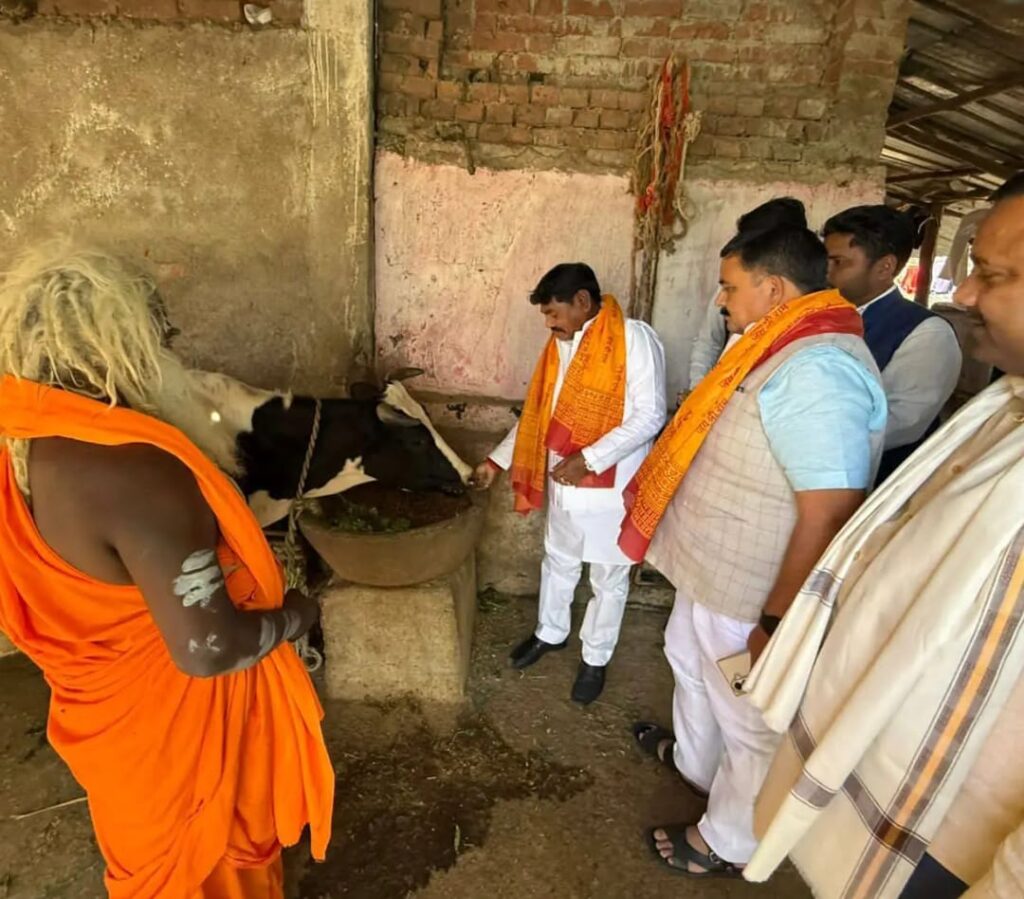 प्रदेश के समाज कल्याण मंत्री भिखारी बाबा आश्रम पहुंचे, लिया आशीर्वाद