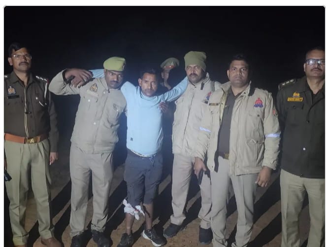 थाना दुद्धी पुलिस द्वारा पशु तस्कर/गैंगस्टर एक्ट के वांछित ₹25,000/- के इनामिया अभियुक्त को मुठभेड़ में घायल/गिरफ्तार, कब्जे से 01 अदद मोटरसाइकिल, 01 अदद मोबाइल फोन, 01 अदद अवैध देशी तमंचा, जिन्दा व खोखा कारतूस व ₹1,150/- नकद बरामद किया गया।