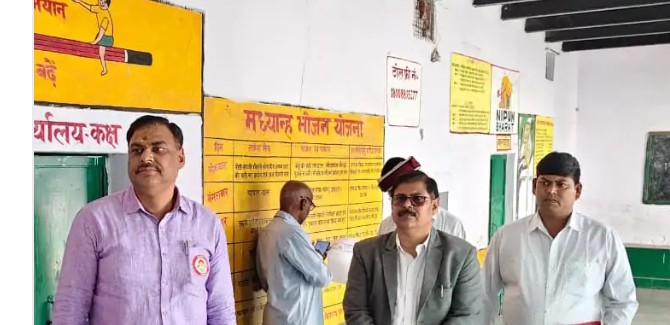 मिर्जापुर, उत्तर प्रदेश। जिलाधिकारी पवन कुमार गंगवार ने रविवार दोपहर विकासखंड कोन क्षेत्र के मतदान केंद्रों का निरीक्षण किया।