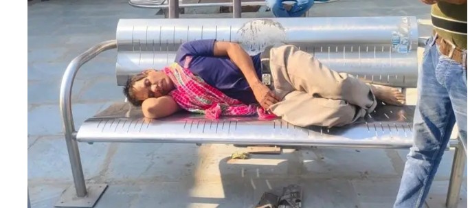 ट्रेन में सफर कर रहा युवक जहरखुरानी का शिकार, प्लेटफार्म पर बेहोश मिला