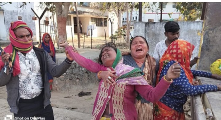 हाईवा ये टक्कर के बाद 50 मीटर तक घिसटता रहा बाइक सवार, मौत