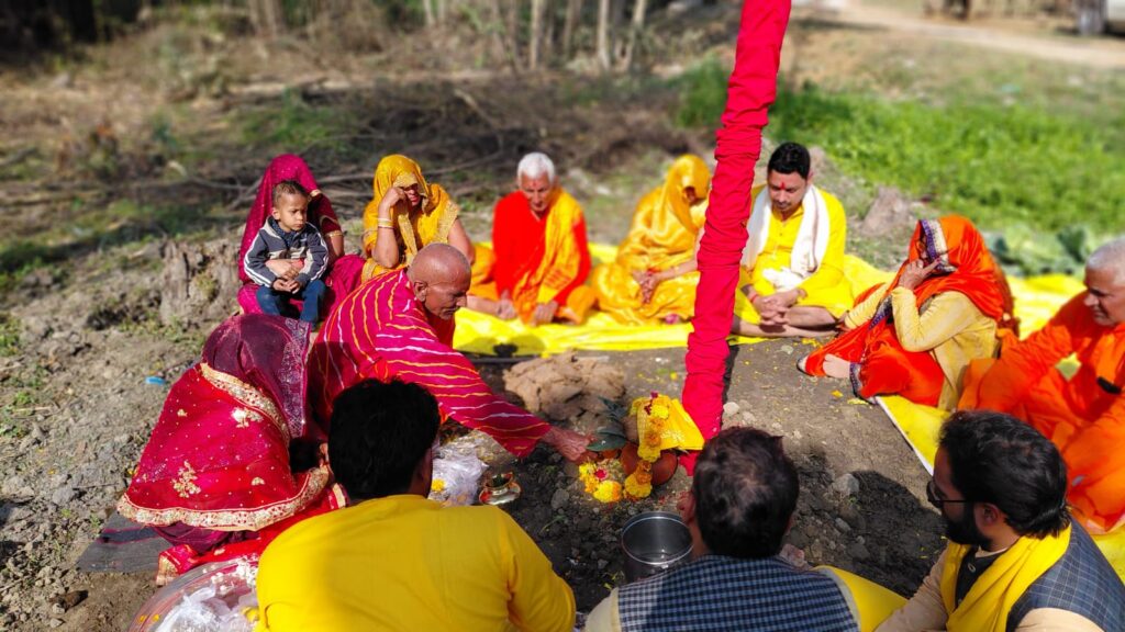 विराट रूद्र महायज्ञ के लिए 51 फीट ऊंचा धर्मध्वज स्थापित