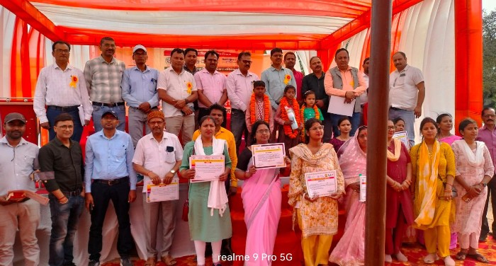 हमारे आंगन हमारे बच्चे” कार्यक्रम में निपुण बच्चों व शिक्षकों का हुआ सम्मान हमारे आंगन हमारे बच्चे” कार्यक्रम में निपुण बच्चों व शिक्षकों का हुआ सम्मान