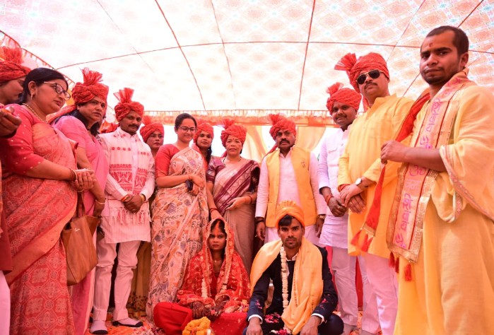 चोपन सामूहिक विवाह में 324 जोड़े परिणय सूत्र में बंधे, 2 मुस्लिम जोड़े भी हुए शामिल चोपन सामूहिक विवाह में 324 जोड़े परिणय सूत्र में बंधे, 2 मुस्लिम जोड़े भी हुए शामिल