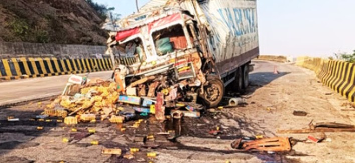 ब्रेक फेल कंटेनर ने मारी जोरदार टक्कर, दो की मौत; बाइक सवार दो सगे भाई गंभीर ब्रेक फेल कंटेनर ने मारी जोरदार टक्कर, दो की मौत; बाइक सवार दो सगे भाई गंभीर