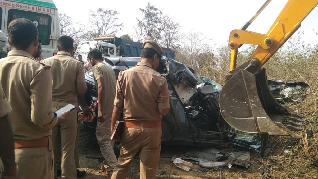 रॉन्ग साइड से आए ट्रक की भीषण टक्कर, कार चालक की दर्दनाक मौत 