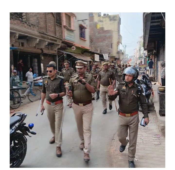 मीरजापुर पुलिस का फ्लैग मार्च, त्योहारों से पहले सुरक्षा का दिया संदेश