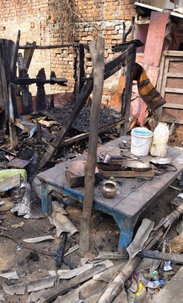 डाला (सोनभद्र) – चोपन थाना क्षेत्र के अम्मा टोला में बीती रात को बिजली के तार से हुई चाय पान के गुमती में शॉर्ट सर्किट के कारण सिलेंडर में लगी आग डाला (सोनभद्र) – चोपन थाना क्षेत्र के अम्मा टोला में बीती रात को बिजली के तार से हुई चाय पान के गुमती में शॉर्ट सर्किट के कारण सिलेंडर में लगी आग