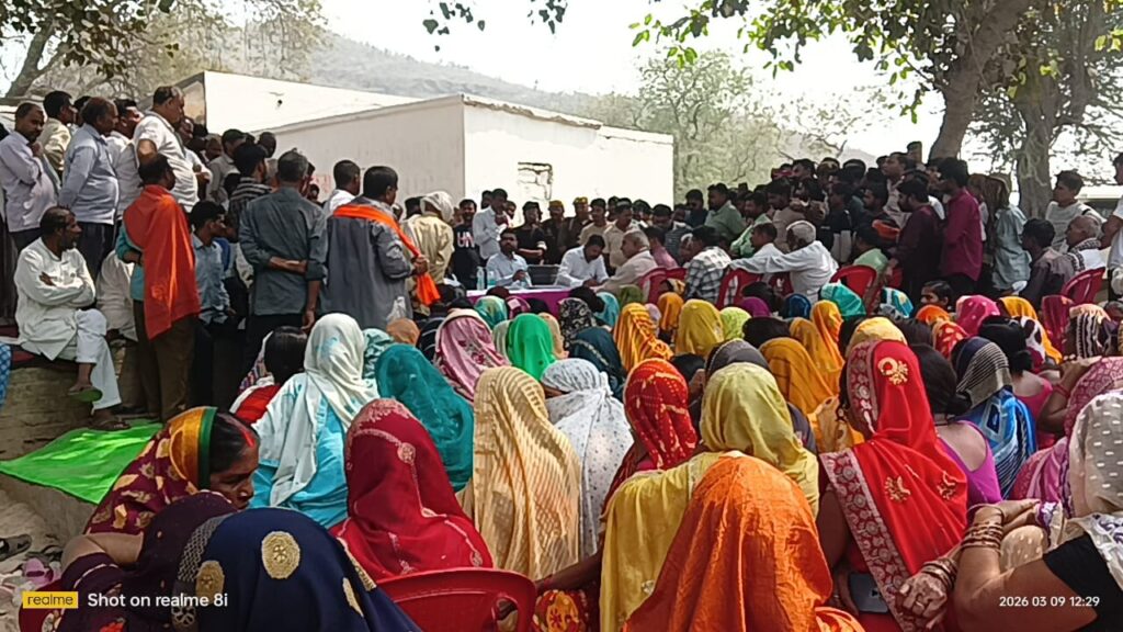 डाला सोनभद्र- हाईकोर्ट के *आदेश पर डाला मलिन बस्ती की जमीन को खाली कराने के मामले में ओबरा एसडीएम मय टीम के साथ सेक्टर सी हनुमान मंदिर पर मलिन बस्ती के लोगों के साथ वार्ता करके न्यायालय के आदेश को पालन करने को अवगत* कराया। 