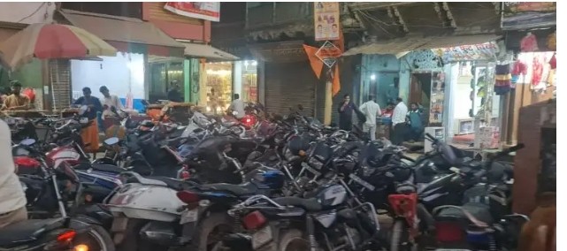 मिर्जापुर अवैध पार्किंग और अतिक्रमण से त्रिमोहानी चौराहे पर यातायात व्यवस्था चरमराई मिर्जापुर अवैध पार्किंग और अतिक्रमण से त्रिमोहानी चौराहे पर यातायात व्यवस्था चरमराई