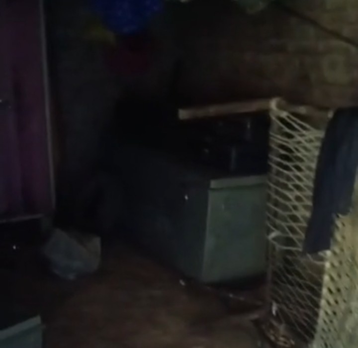 मिर्जापुर में दिनदहाड़े घर का ताला तोड़कर लाखों की चोरी दफा हो गया बेटी की शादी में रखे थे आठ लाख जेवर और 28 हजार नगद गायब हो गया मिर्जापुर में दिनदहाड़े घर का ताला तोड़कर लाखों की चोरी दफा हो गया बेटी की शादी में रखे थे आठ लाख जेवर और 28 हजार नगद गायब हो गया