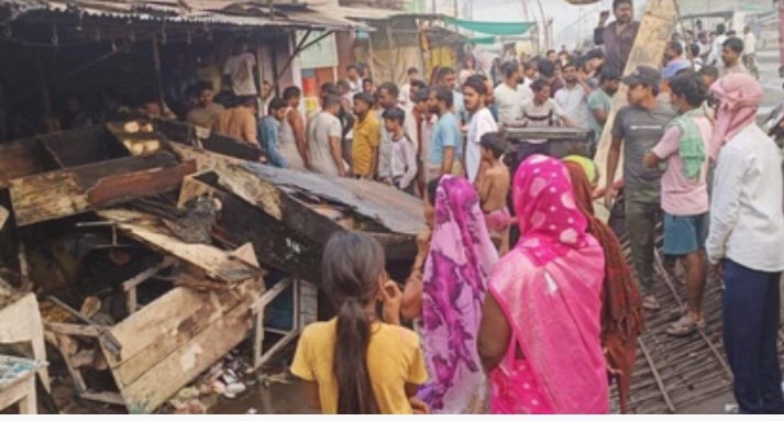 शॉर्ट सर्किट से दोना पत्तल की दुकान में लगी आग