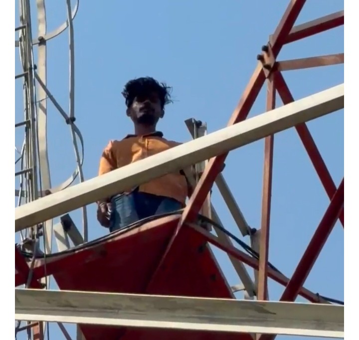 शादी की जिद को लेकर युवक चढ़ा मोबाइल टाबर पर समझा बुझा कर कैसे भी नीचे उतारा पुलिस