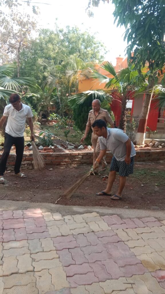 स्वच्छता का संदेश लेकर आगे बढ़ा थाना करमा: प्रभारी निरीक्षक राजेश सिंह के नेतृत्व में चला व्यापक सफाई अभियान, पुलिसकर्मियों ने पेश की मिसाल
