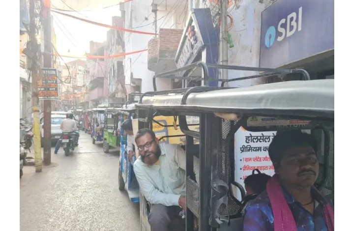 गलत दिशा से वाहनों की एंट्री पर पक्के घाट में लगता है जाम, पुलिस व्यवस्था पर उठे सवाल